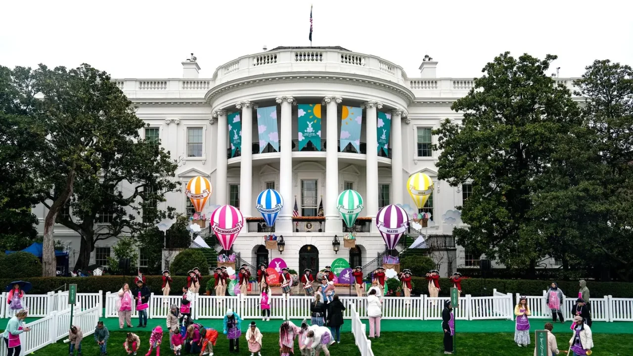 Trump da la bienvenida a EU y a la búsqueda de huevos de Pascua en la Casa Blanca a una acusada de propagandista rusa
