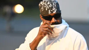 BERLÍN, ALEMANIA - 1 DE JULIO: Kanye West asiste al desfile de moda Anonymous Club durante la Berlin Fashion Week SS25 en Tempodrom el 1 de julio de 2024 en Berlín, Alemania. (Foto de Matthias Nareyek/Getty Images) ... Más Getty Images