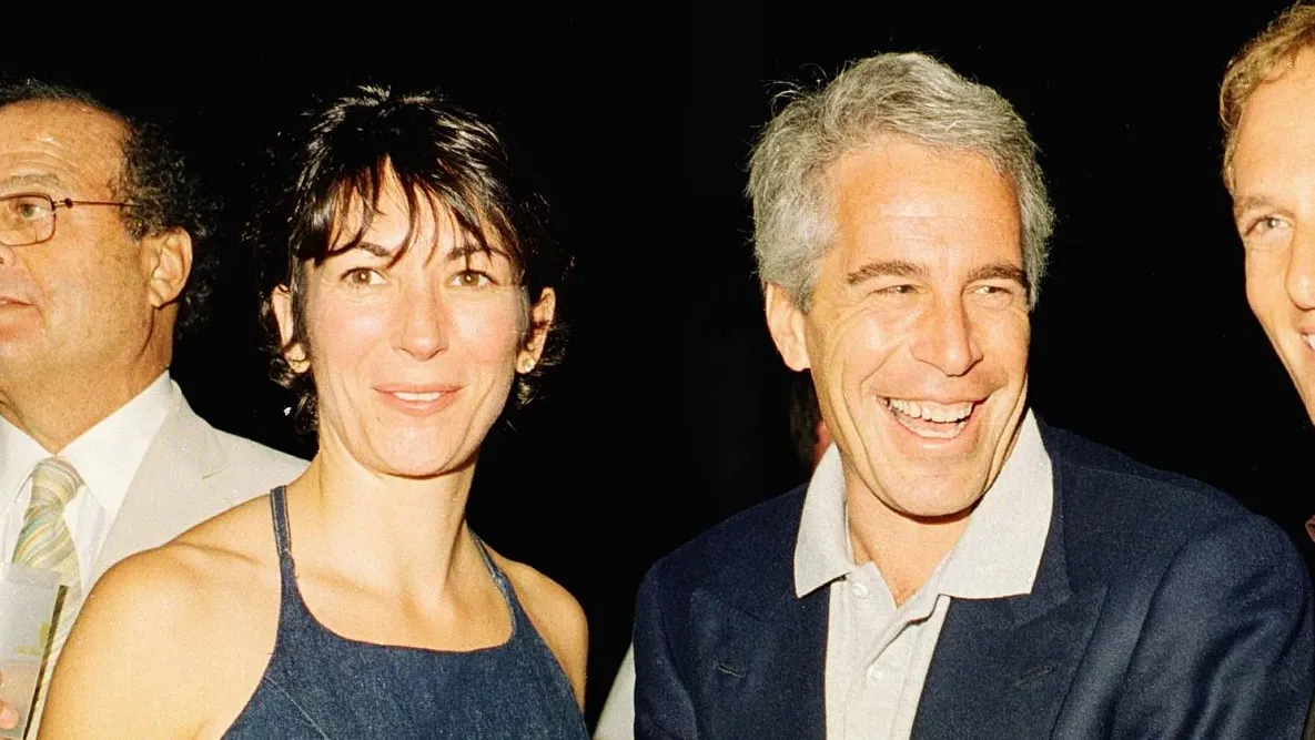 Ghislaine Maxwell pedirá indulto a Trump después de que se calmen las noticias sobre Epstein, dice su abogada