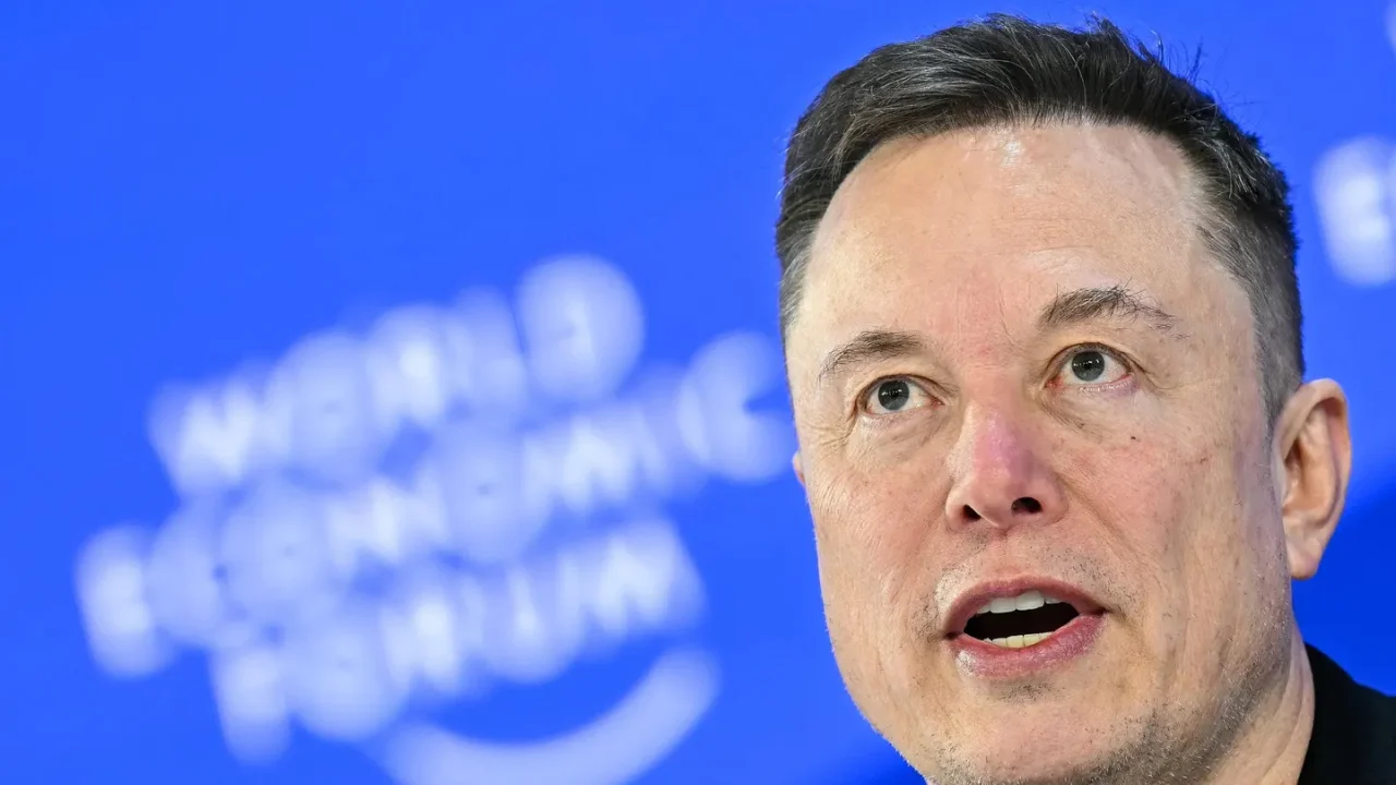 Elon Musk promociona la renta universal como remedio al desempleo impulsado por la IA