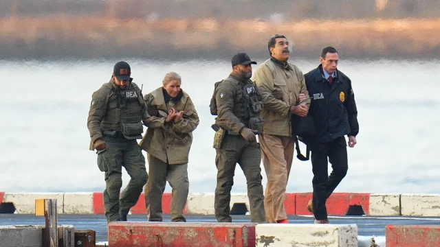 Nicolás Maduro y su esposa, Cilia Flores, son vistos esposados tras aterrizar en un helipuerto de Manhattan, escoltados por agentes federales fuertemente armados. GC Images