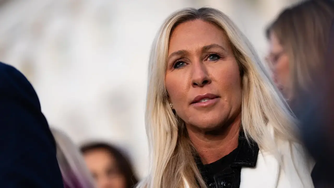 Marjorie Taylor Greene le dice a Tucker Carlson que Trump ‘expulsó’ a asesores leales para reemplazarlos