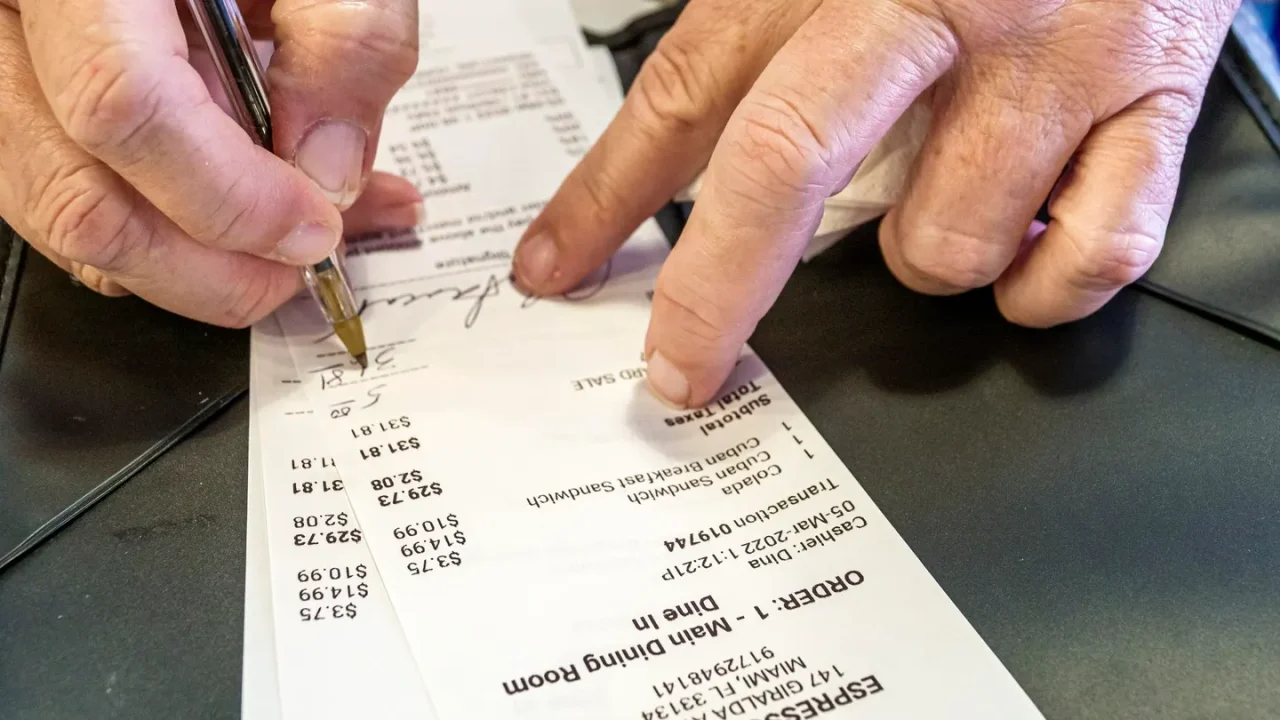 Los cargos ocultos que pagan estadounidenses debido a la crisis de asequibilidad