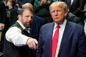 Markwayne Mullin, un antiguo luchador que aún entrena, se unió a Donald Trump en el Campeonato NCAA de Lucha en Tulsa en 2023. Foto AP/Sue Ogrocki