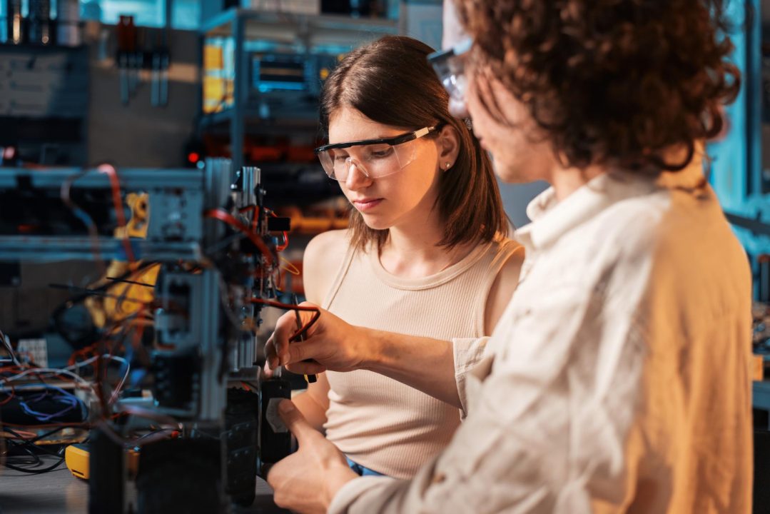 México arriesga competitividad por fuga de mujeres en carreras STEM: estudio