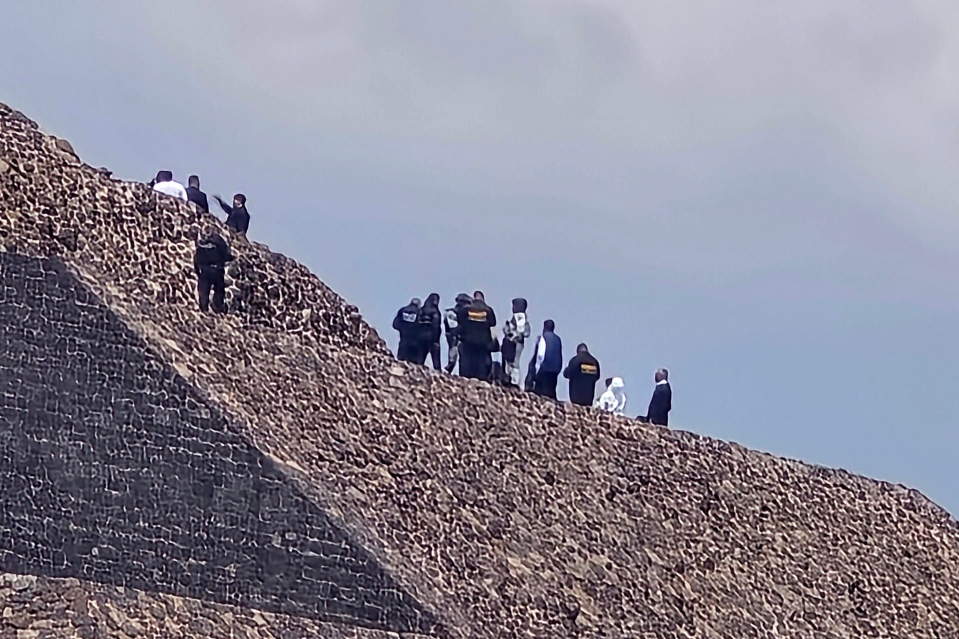 Autoridades apuntan a enfermedad mental y descartan móvil de odio racial en ataque en Teotihuacán