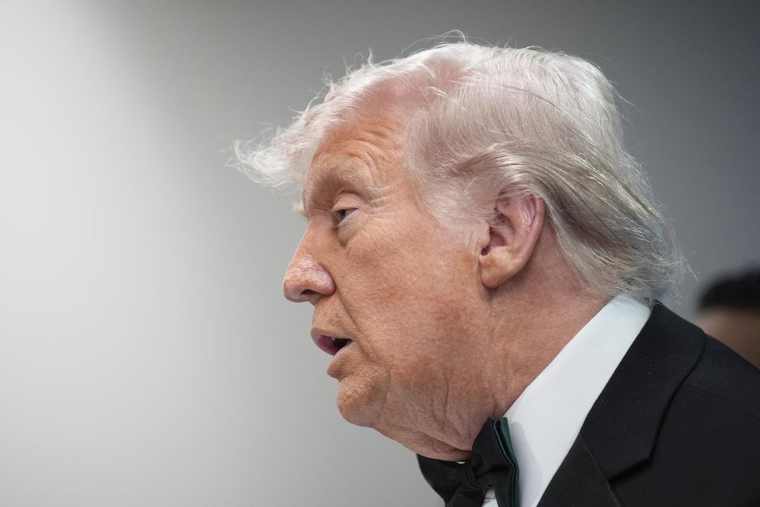 Índice de aprobación de Trump toca mínimo histórico
