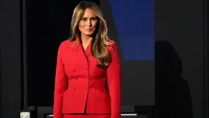 La ex primera dama Melania Trump llega el cuarto día de la Convención Nacional Republicana en el Foro Fiserv el 18 de julio de 2024 en Milwaukee, Wisconsin. Delegados, políticos y los fieles republicanos están en Milwaukee para la convención anual, que concluirá con la aceptación de la nominación presidencial de su partido por parte del expresidente Donald Trump. El RNC se celebra del 15 al 18 de julio. Foto de Leon Neal/Getty Images