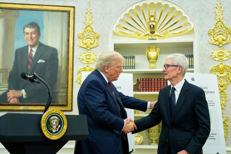 Trump dice que Tim Cook llamó para ‘besarme el trasero’ en una publicación sobre el CEO de Apple