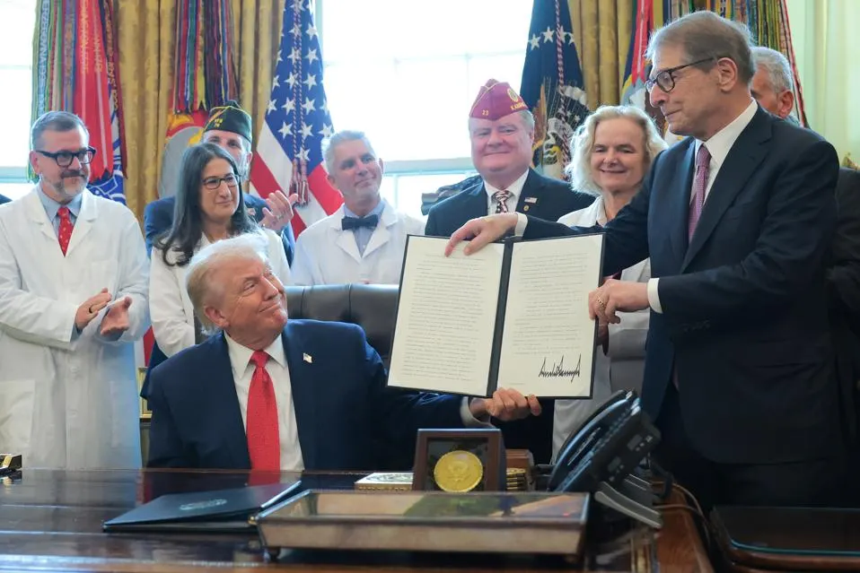La administración Trump reclasifica la marihuana medicinal como una droga menos peligrosa