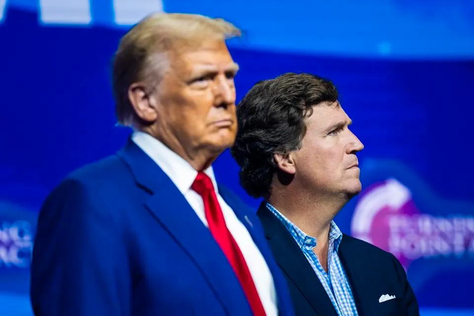Trump llama a Tucker Carlson ‘persona con bajo coeficiente intelectual’ después de que un antiguo aliado criticara las amenazas ‘viles’ a Irán