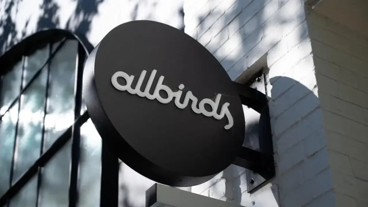 La marca de calzado Allbirds anuncia repentinamente que es una empresa de IA, y sus acciones se disparan un 800%