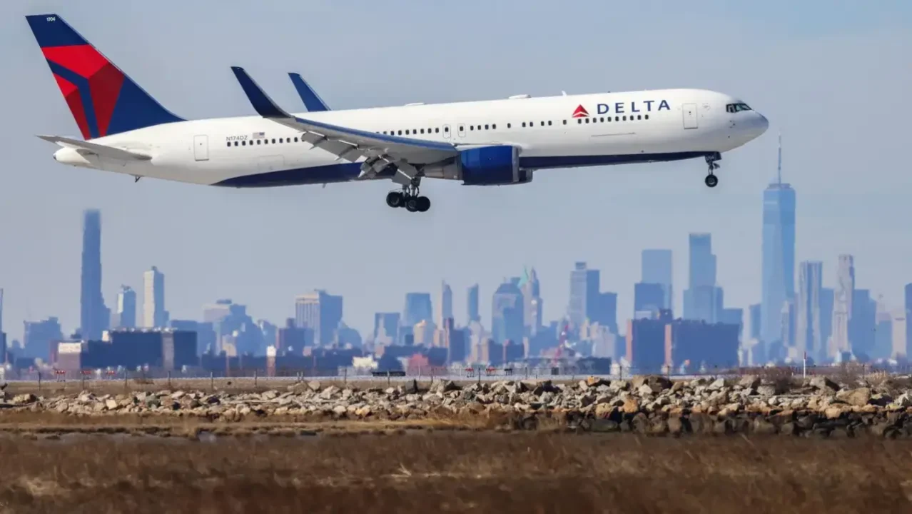 Delta sube tarifas por equipaje documentado, mientras guerra con Irán dispara precios del combustible para aviones