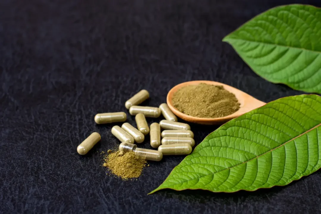 Casos de intoxicación por kratom aumentaron 1200%, y los organismos reguladores tienen dificultades para hacer frente