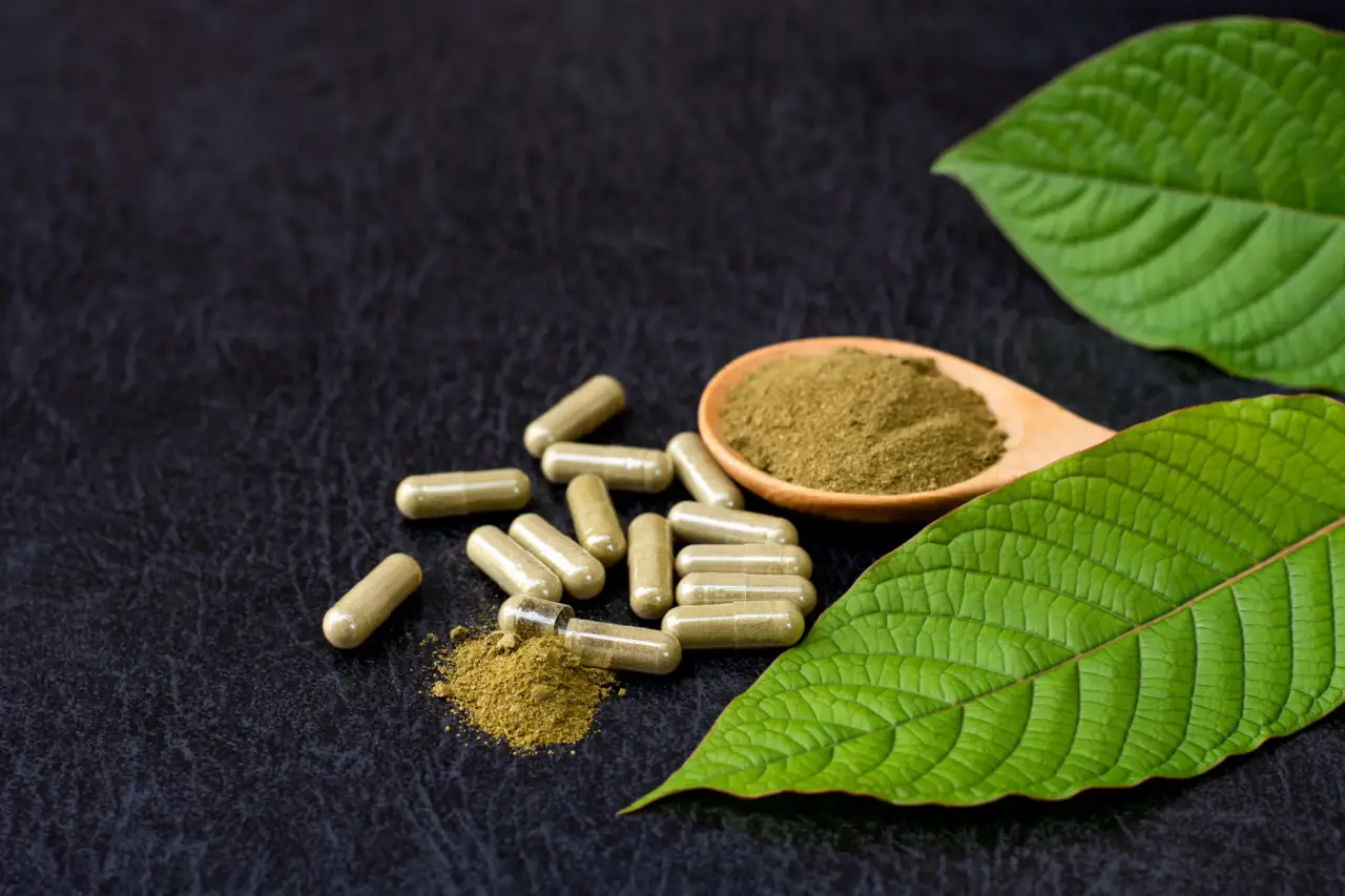 Casos de intoxicación por kratom aumentaron 1200%, y los organismos reguladores tienen dificultades para hacer frente