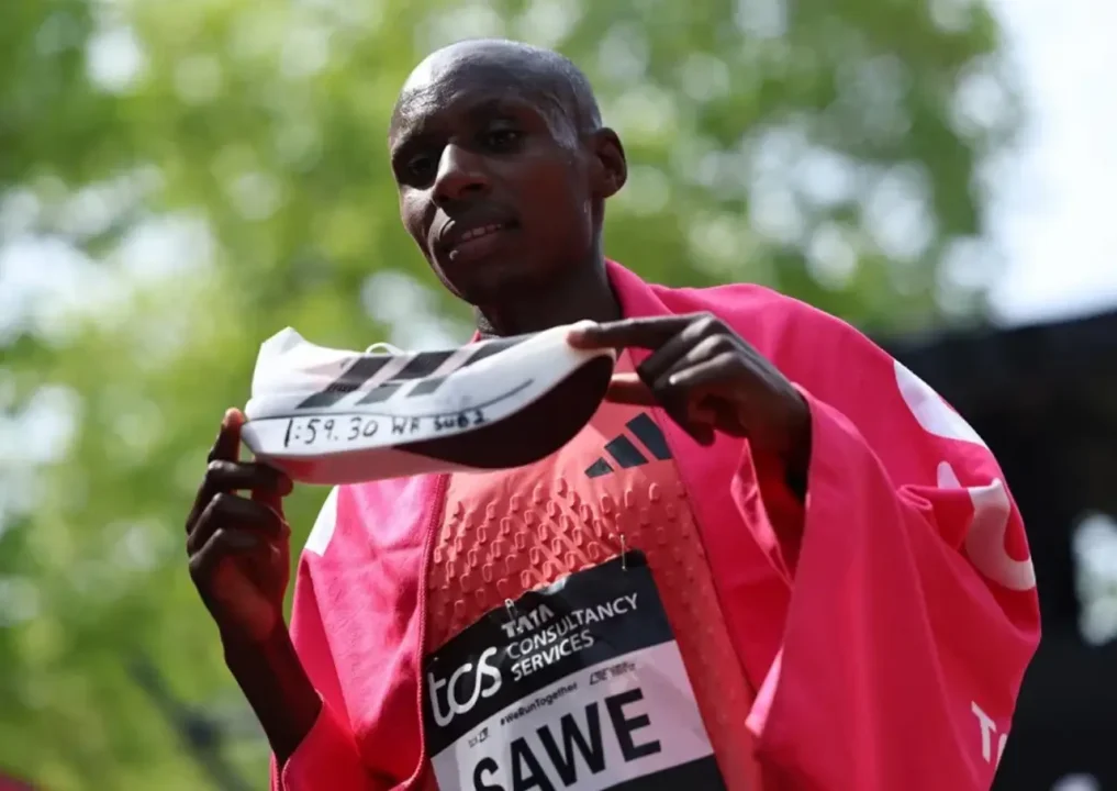 Récord del Maratón de Londres de Sawe impulsa a Adidas en la carrera por la ‘superzapatilla’