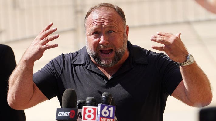 Alex Jones, teórico de la conspiración, pide a republicanos deshacerse de Trump: ‘Parece que su cerebro no está funcionando muy bien’