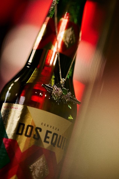 Colección Maestros Joyeros luce en cerveza Dos Equis