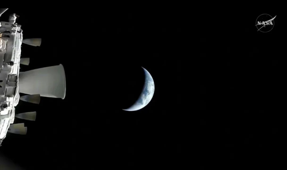 La cápsula Orión de la Artemis II enciende sus propulsores e impulsa a la tripulación hacia la Luna