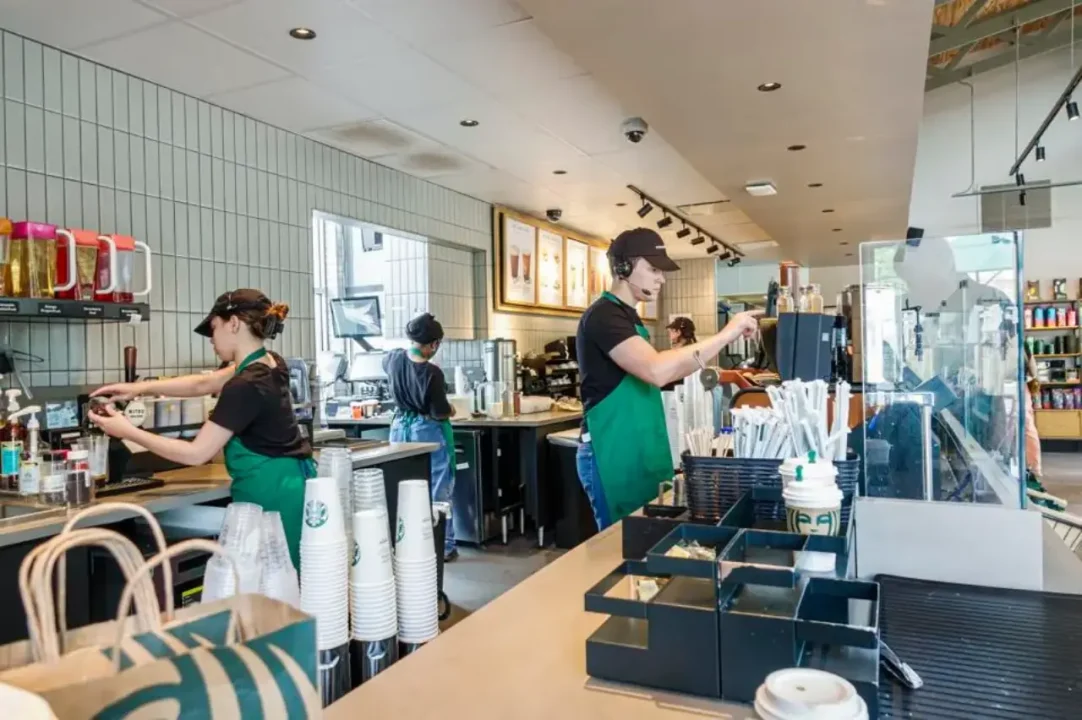 Starbucks ofrece a sus baristas hasta 1,200 dólares en bonos anuales en EU