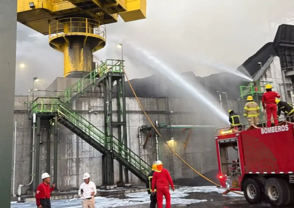 Incendio en refinería Olmeca quedó sofocado: Pemex