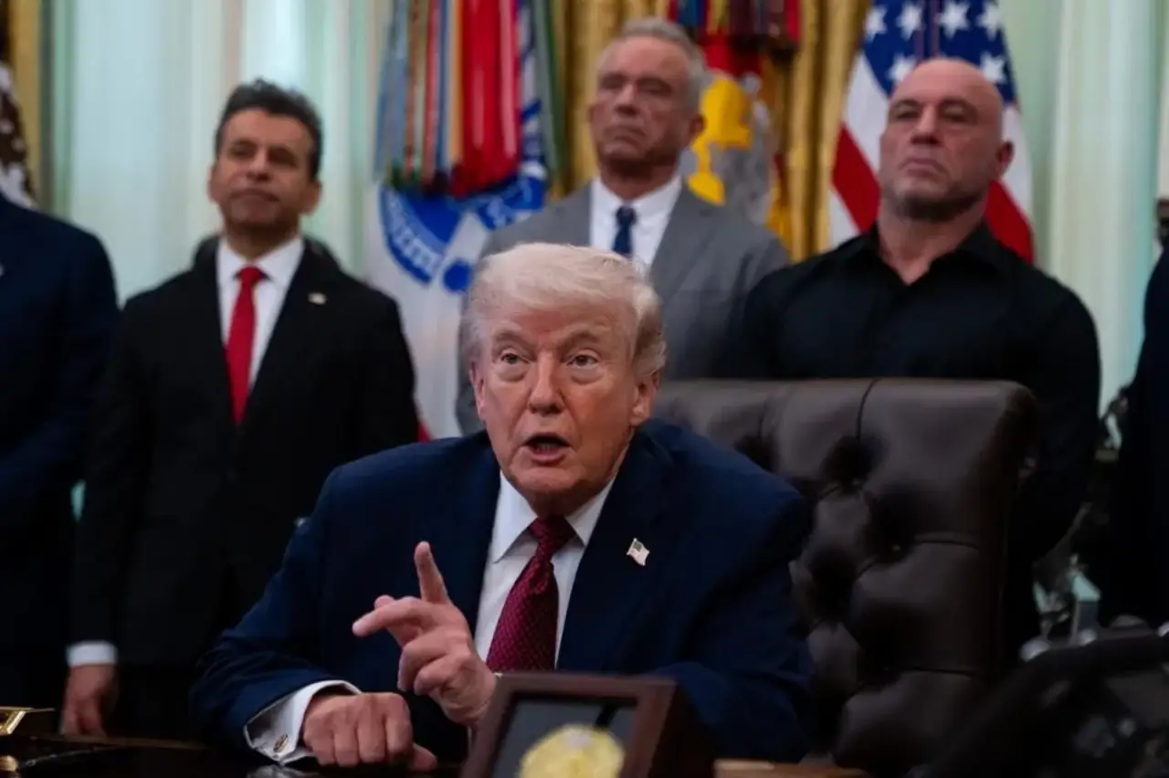 Trump ordena a la Armada que ‘dispare y destruya’ embarcaciones que colocan minas en el estrecho de Ormuz