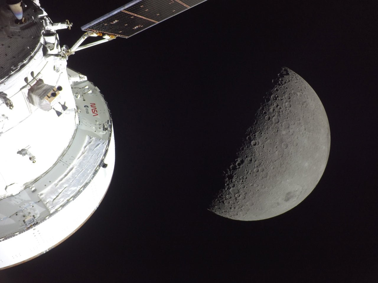 Astronautas de Artemis vieron destellos, polvo lunar y nuevos colores al pasar por la Luna