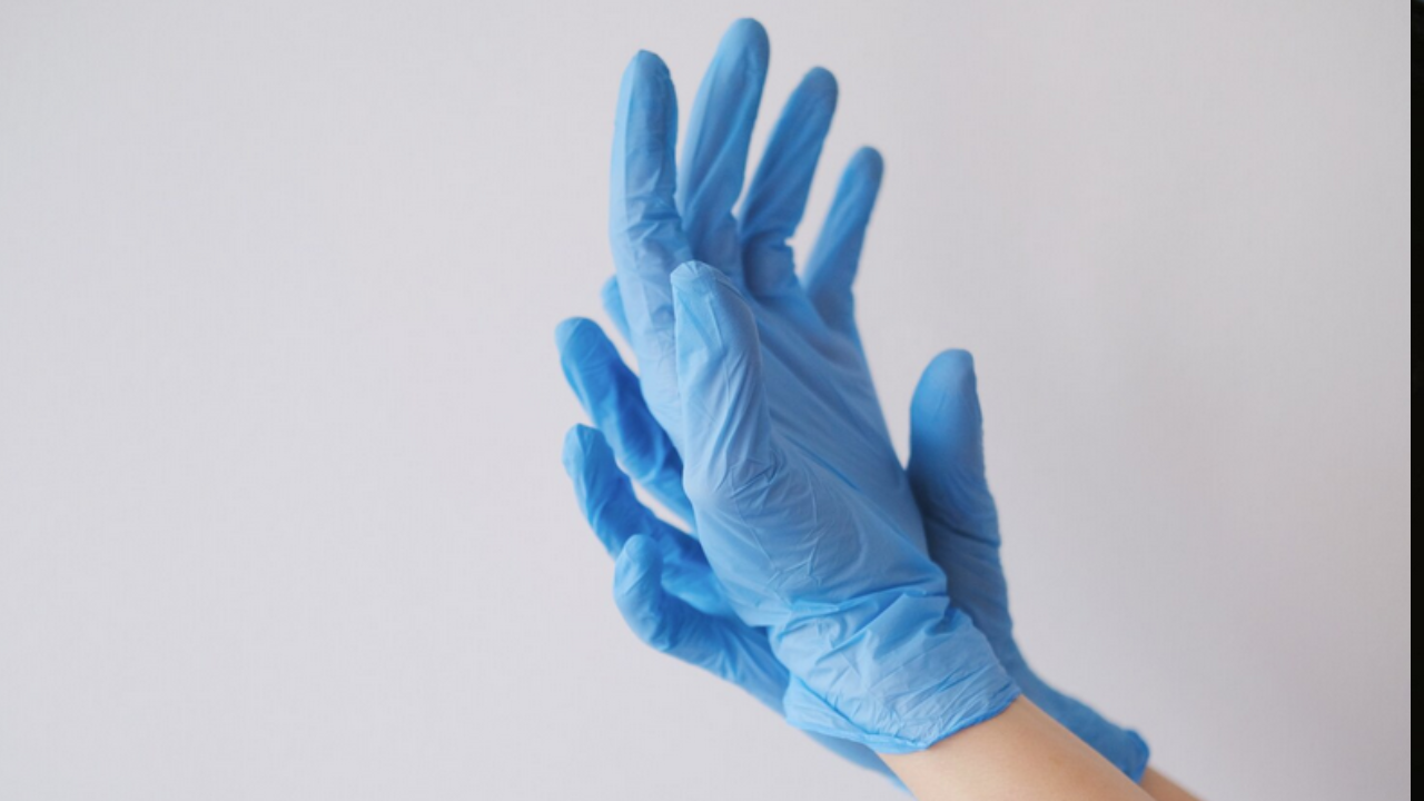 Suben precios y advierten escasez de guantes de goma por impacto de la guerra en Irán
