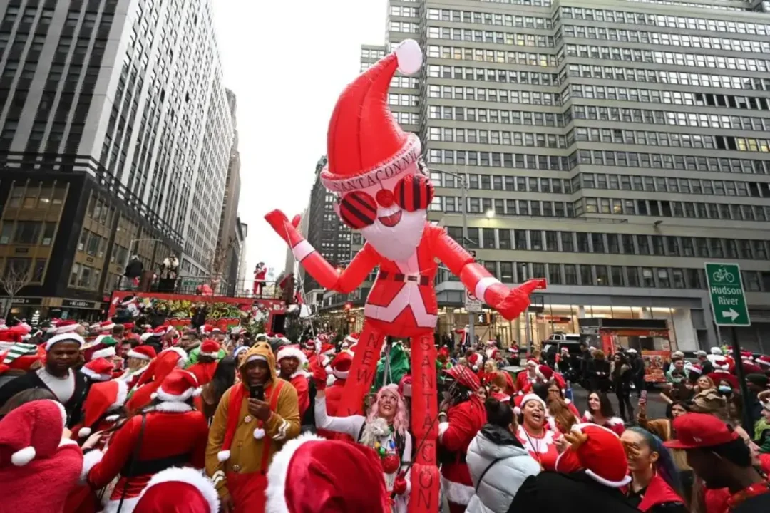 Organizador de SantaCon arrestado por un esquema de fraude millonario: presuntamente gastó las ganancias en restaurantes de lujo y vacaciones