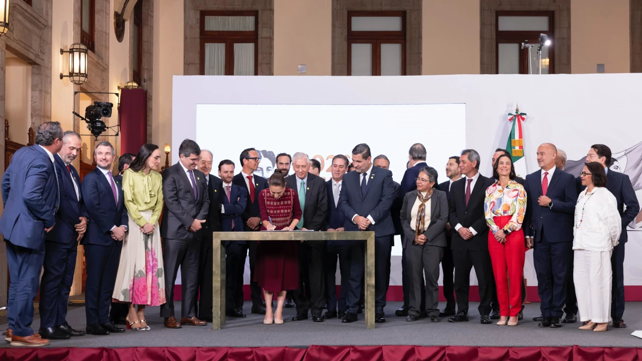 Gobierno firma acuerdo con industria siderúrgica para fortalecer producción nacional