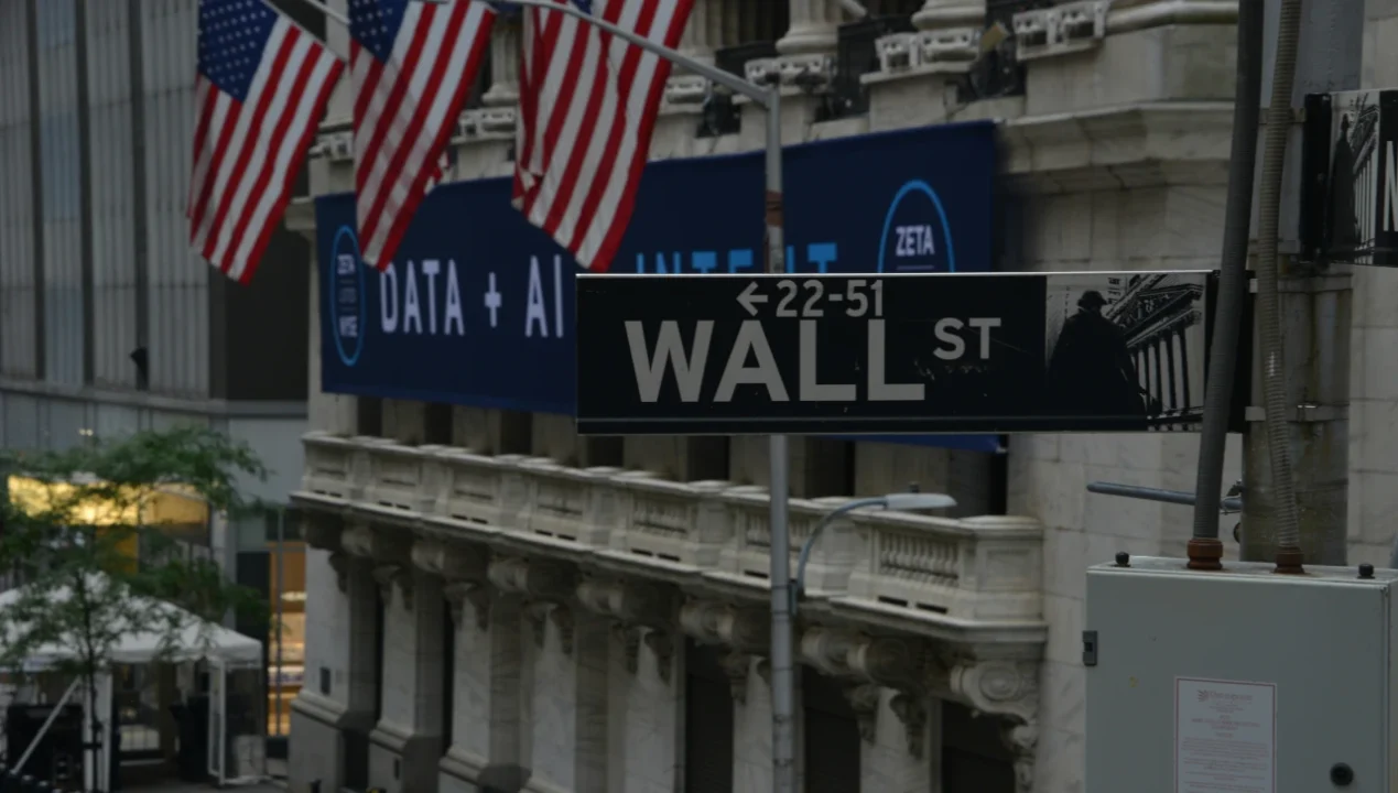 Wall Street se recupera de los mínimos de la sesión ante la inminente fecha límite impuesta por Trump a Irán