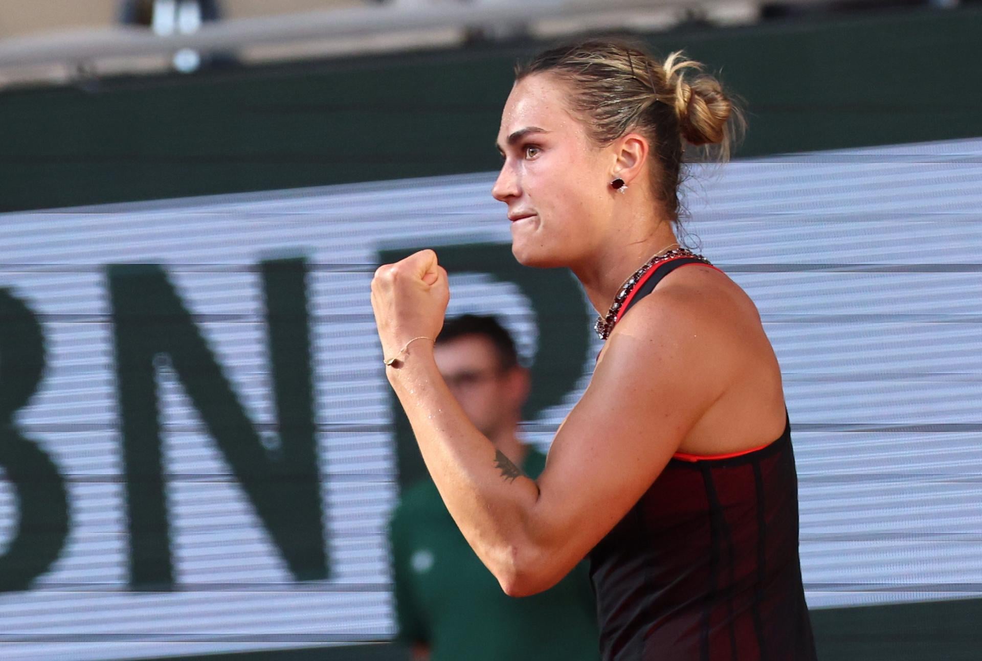 Diamantes y lentejuelas, el brillo de la moda desfila en la tierra batida de Roland Garros