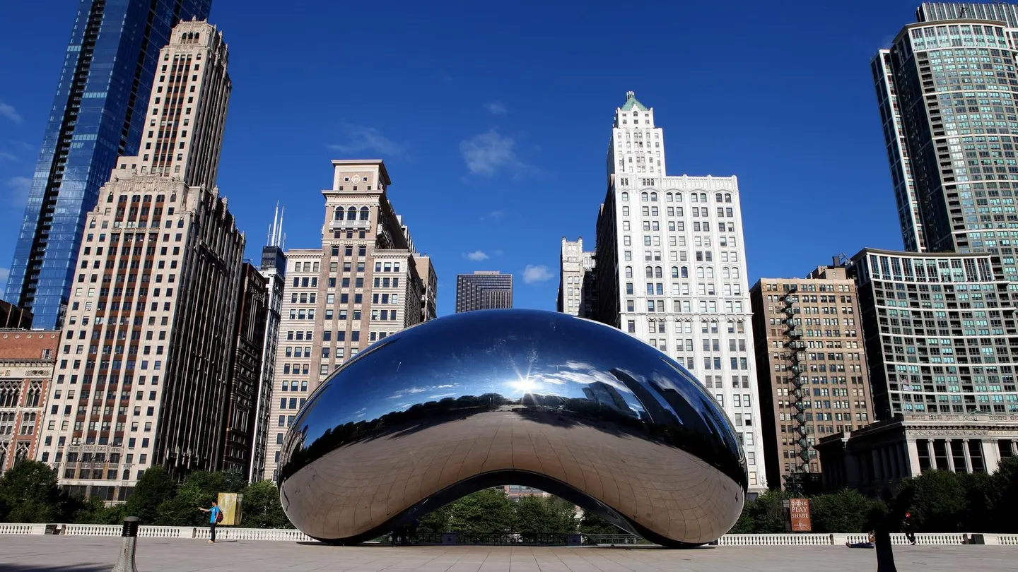 El escultor de ‘The Bean’, Kapoor, critica la ‘política del odio’ y la ‘belicismo’ de EU