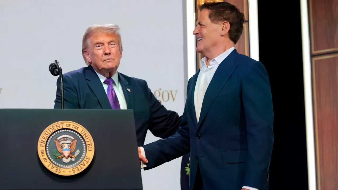 Multimillonario Mark Cuban borra publicación con lenguaje soez por críticas por aparecer con Trump