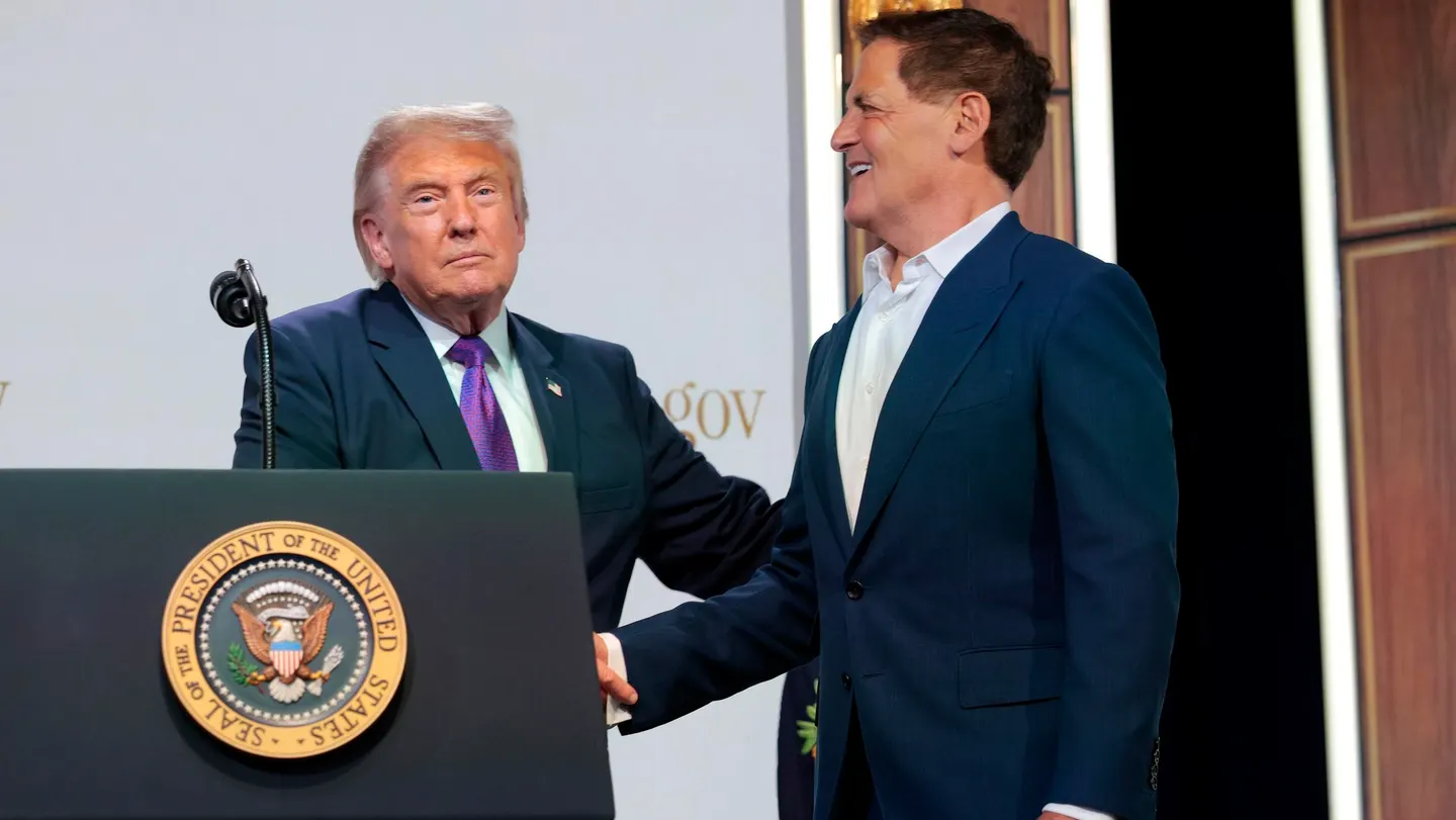 Multimillonario Mark Cuban borra publicación con lenguaje soez por críticas por aparecer con Trump