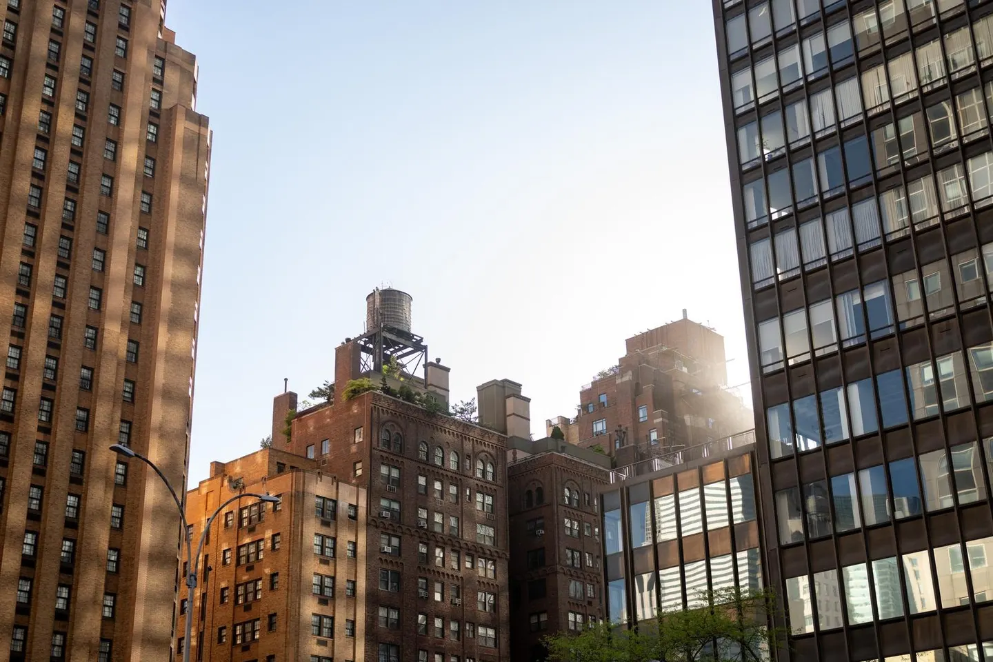 Legisladores de NY planean impuesto pionero sobre viviendas de un mdd
