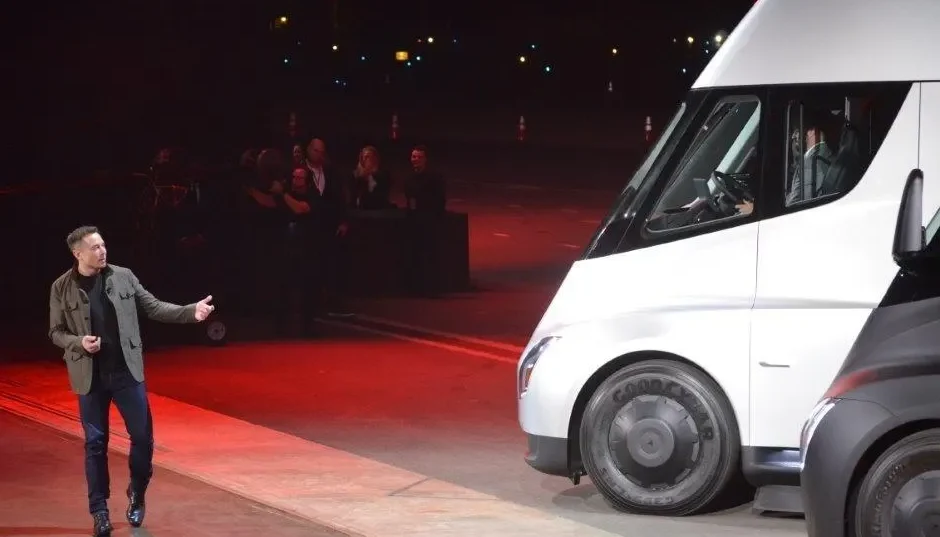 Musk, que odia California, necesita subsidios del estado para lanzar camión semirremolque de Tesla