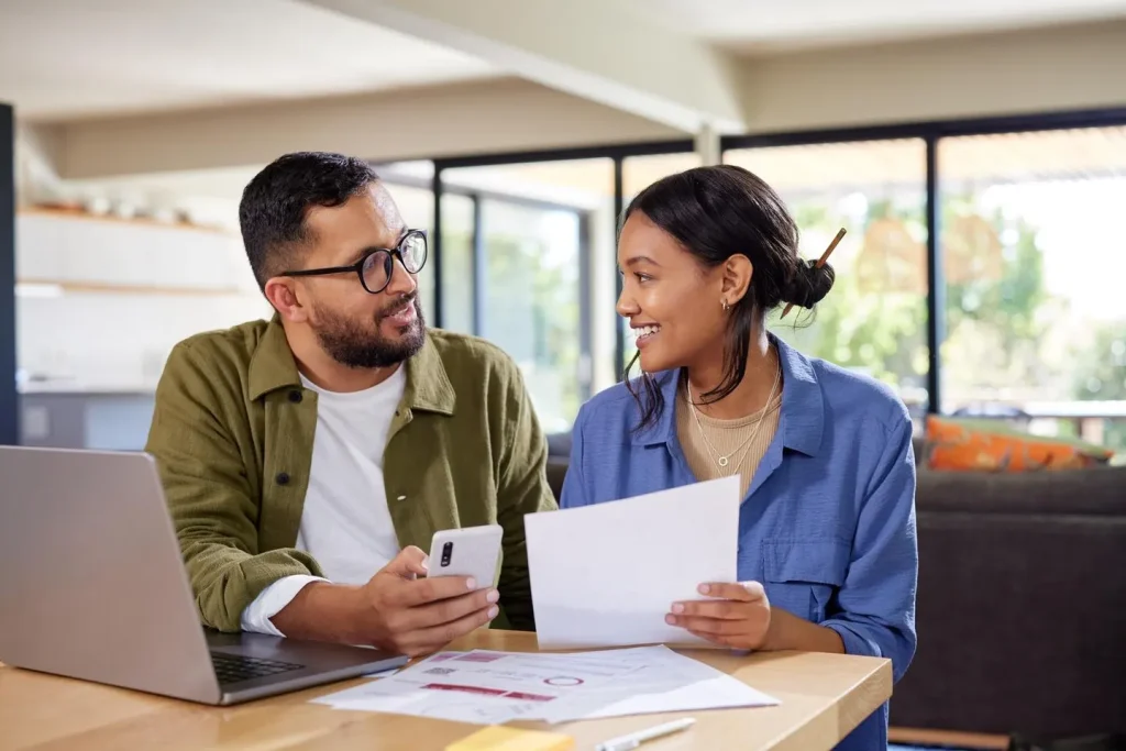 Una nueva encuesta de Bank of America revela que los jóvenes adultos son más sinceros sobre el salario y el dinero que las generaciones anteriores. Getty