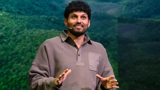 Jay Shetty presenta "On Purpose", que cuenta con más de 5 millones de suscriptores en YouTube. Foto de Daniel Boczarski/Getty Images