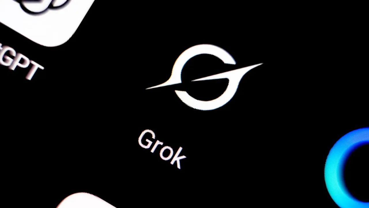 Chatbot Grok pierde usuarios y rivales se benefician