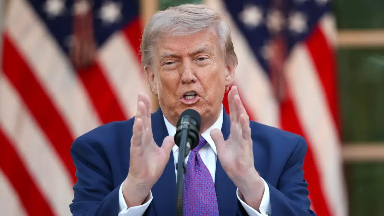 Trump difunde decenas de publicaciones conspirativas que atacan a Obama, Biden y Hillary