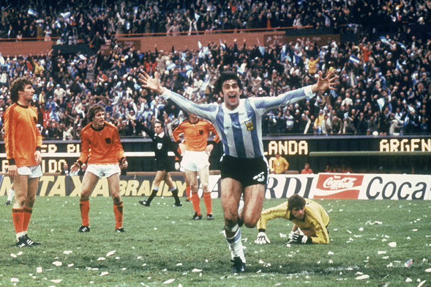 BUENOS AIRES - JUNE 25: Mario Kempes of Argentina celebrates scoring a goal during the FIFA World Cup Finals 1978 Final between Argentina and Holland held on June 25, 1978 at the River Plate Stadium, in Buenos Aires, Argentina. Argentina won the match and cup 3-1 after extra-time. (Photo by Getty Images)
