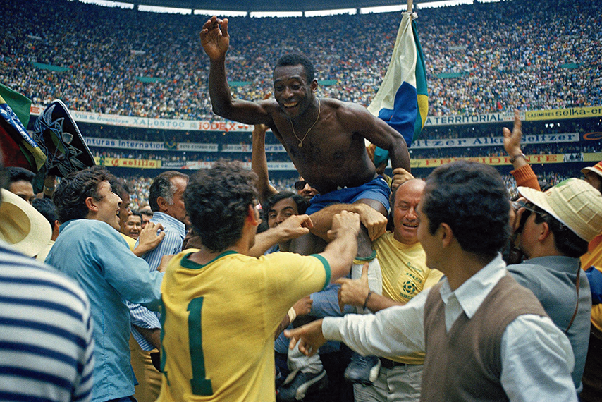 Edson Arantes Do Nascimento Pele of Brazil celebrates the victory after winnings the 1970 World Cup in Mexico match between Brazil and Italy at Estadio Azteca on 21 June in Città del Messico. Mexico (Photo by Alessandro Sabattini/Getty Images)