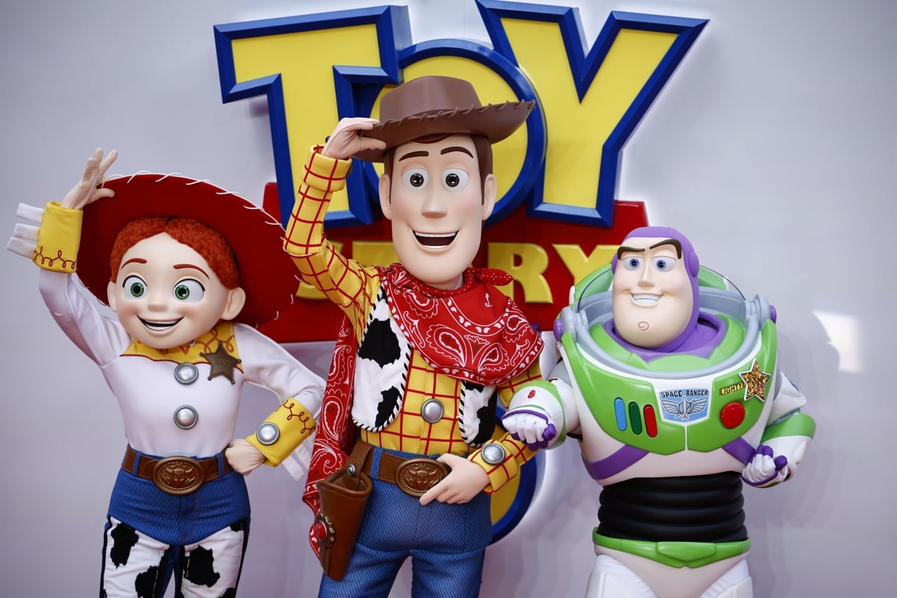 Personajes de ‘Toy Story 5’ revolucionan Londres con un adelanto de la película
