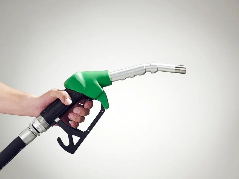 Precios de gasolina en EU suben 42% y es poco probable que bajen pronto