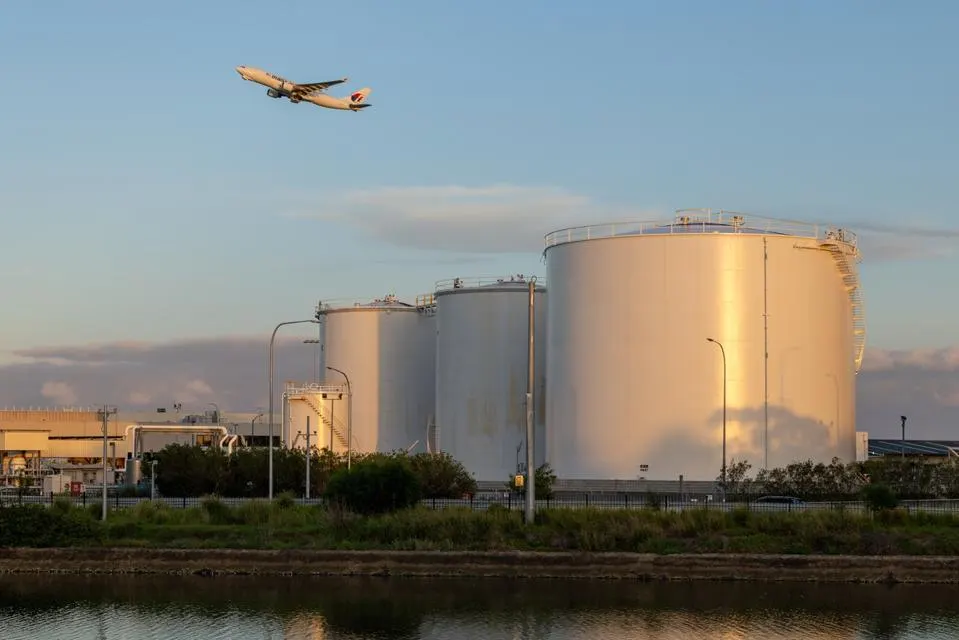 Escasez de combustible para aviones en ‘modo crisis’: menos vuelos y tarifas aéreas más altas