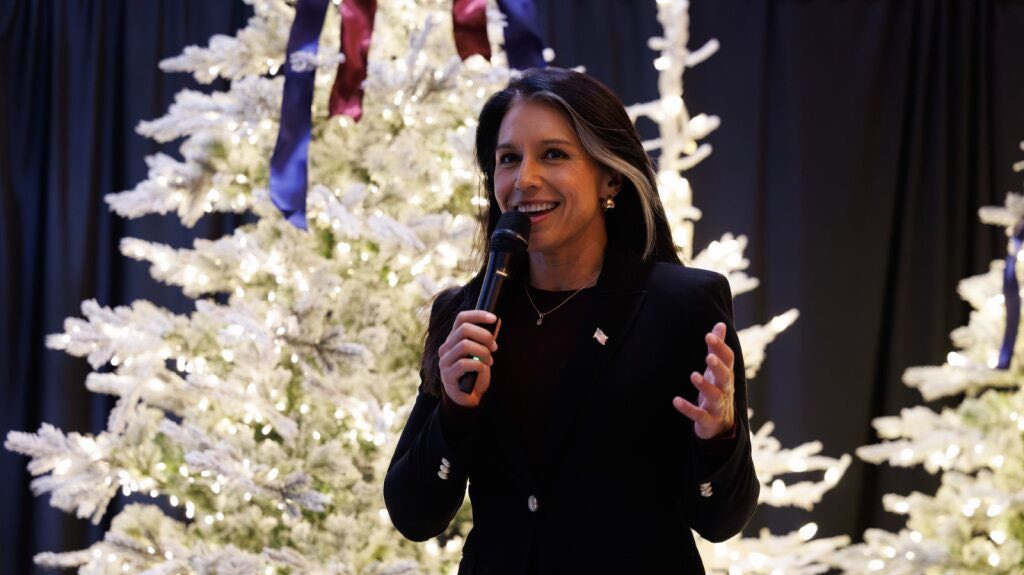 Tulsi Gabbard renuncia como máxima responsable de inteligencia de Trump