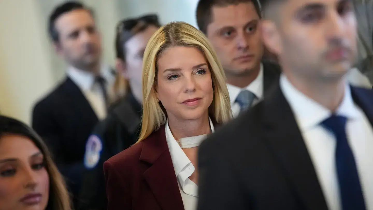 Pam Bondi defiende la publicación de los archivos de Epstein ante el Congreso, pero admite ‘errores’