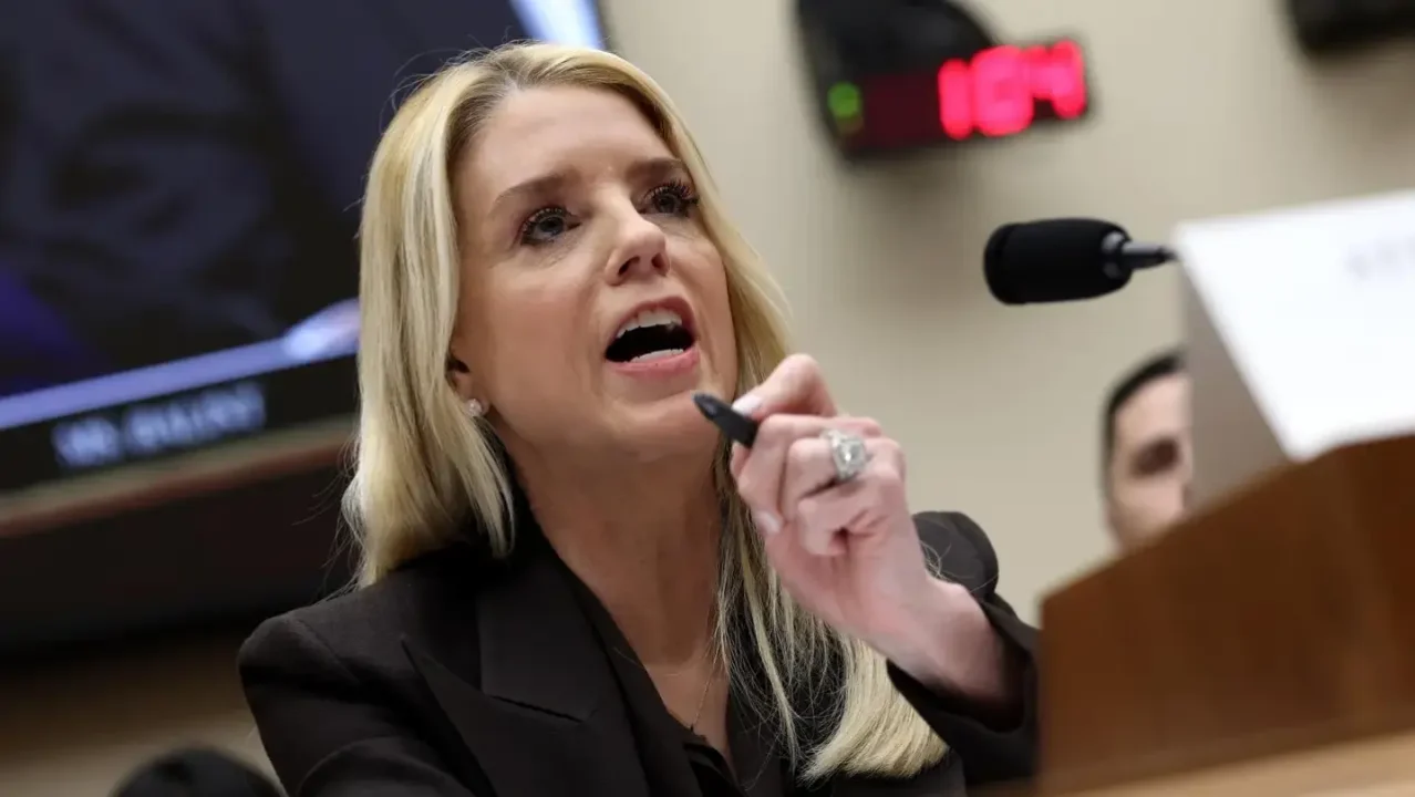 Dow Jones vuelve a superar los 50,000 puntos, recuperando un hito meses después de que Pam Bondi lo elogiara