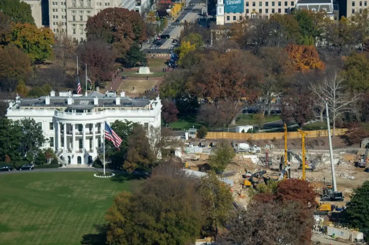 Trump afirma que su salón de baile está ‘por debajo del presupuesto’ pese solicitud de 1,000 mdd